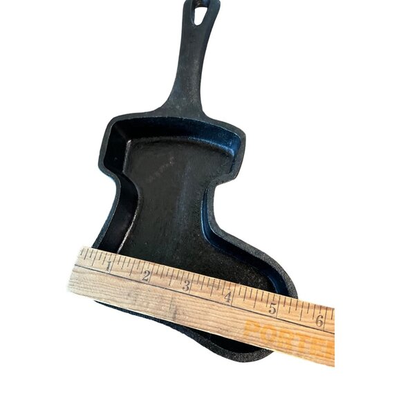 Brooklyn Steel Mini Cast Iron Stocking Christmas Skillet 9 1/2"x5 1/4" approxima - Picture 3 of 3